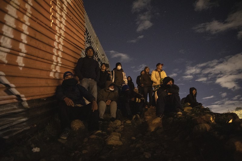 1592591297311 migrantes christopher rogel frontera - 13 crudas fotografías que demuestran todo lo que los migrantes dejan atrás